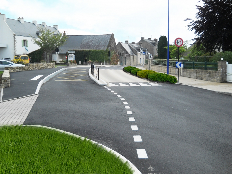 Les vhicules empruntent un passage de courtoisie, permettant de raliser un couloir bus au profit de l'cole et ainsi scuriser les dplacements.